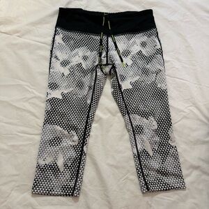 Nike women’s Black and white geometric print running capris Dri-Fit tech size M.